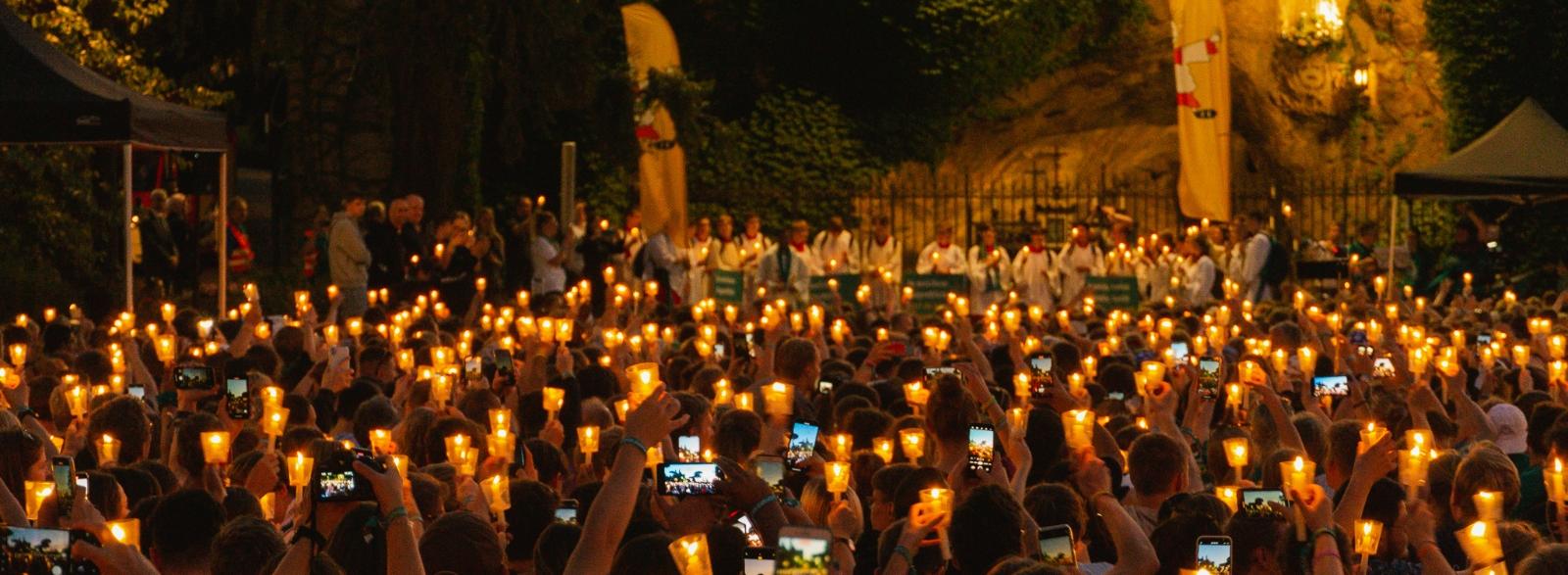 Lichterprozession mit Vigil vor der Lourdes-Grotte