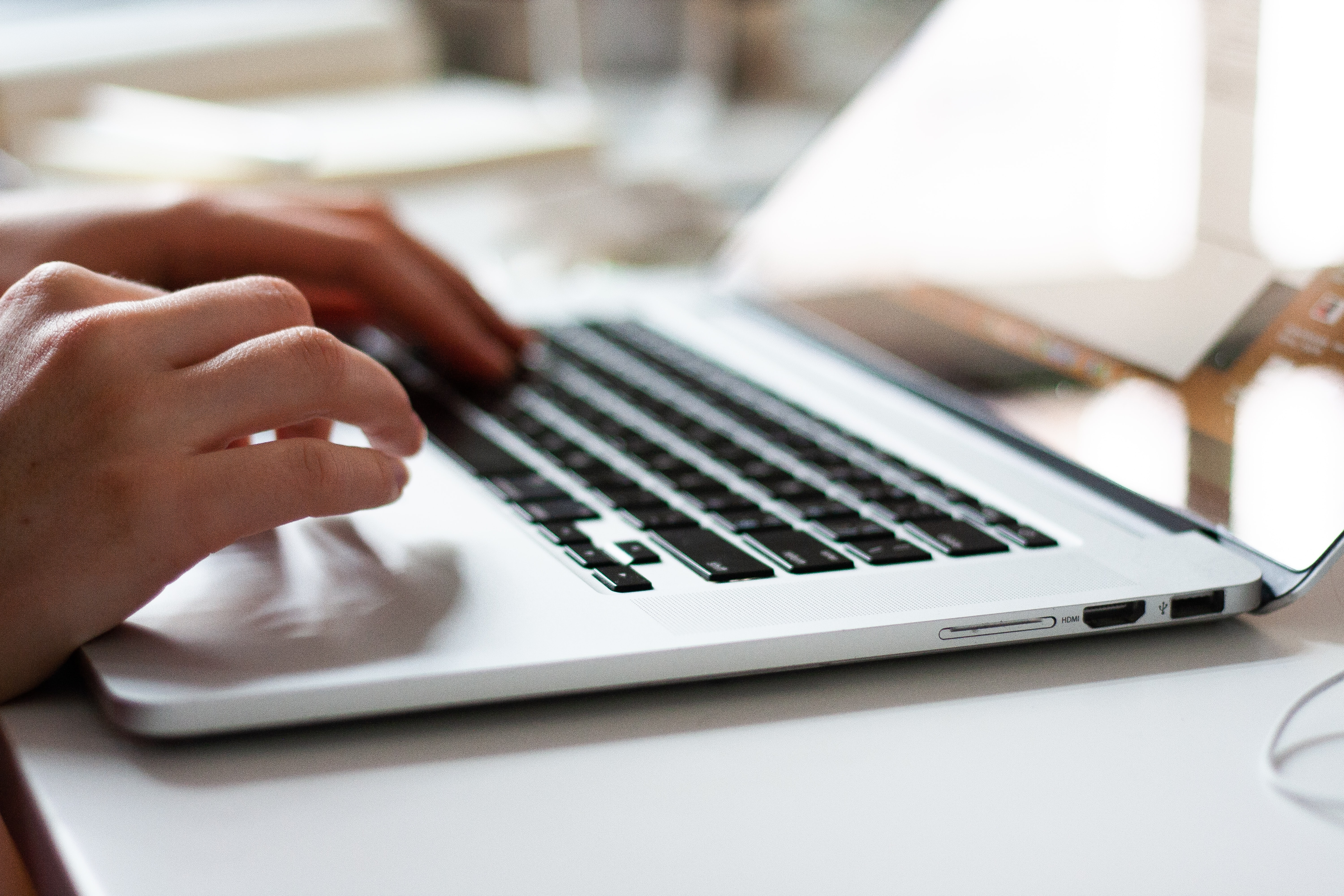 Tippen-am-Laptop (c) Unsplash.com / Michael Dolejs