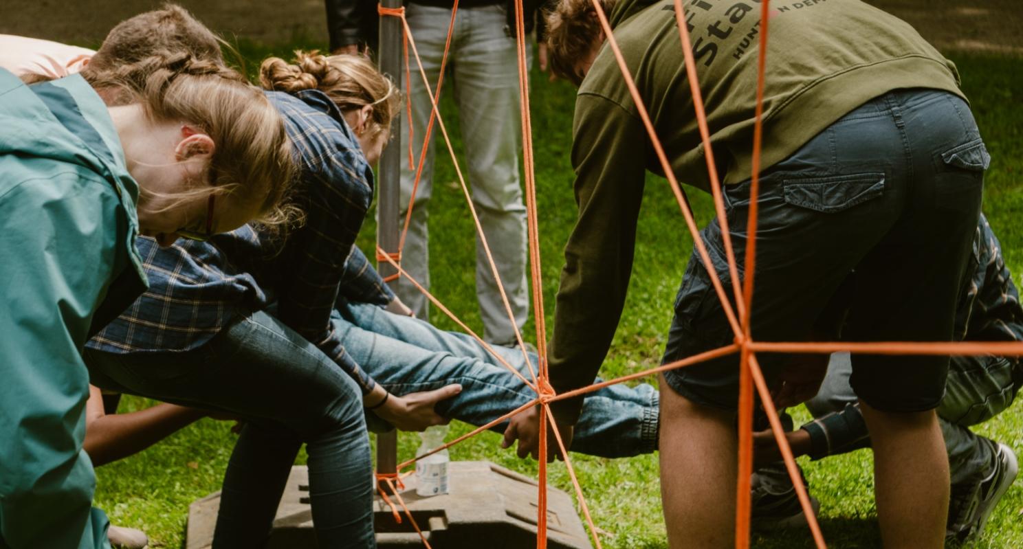 Die Mini-Challenge 2022 in und um die Kirche Neu St. Alban in Köln. 
Organisiert vom Ministranten-Arbeitskreis im Erzbistum Köln (MEK) und der Abteilung Jugendseelsorge, konnte die Mini-Challenge nach langem Verschieben bei Sonnenschein und mit viel Freude stattfinden. Ministrantengruppen des Bistums konnten an dem Tag einen spannenden Kriminalfall lösen, indem sie durch verschiedene Spiele Informationen über den oder die Täter/in erspielen konnten. In Zwischenbriefings wurden die Informationen gesammelt, sodass zum Schluss gleich mehrere Täter/innen identifiziert wurden.