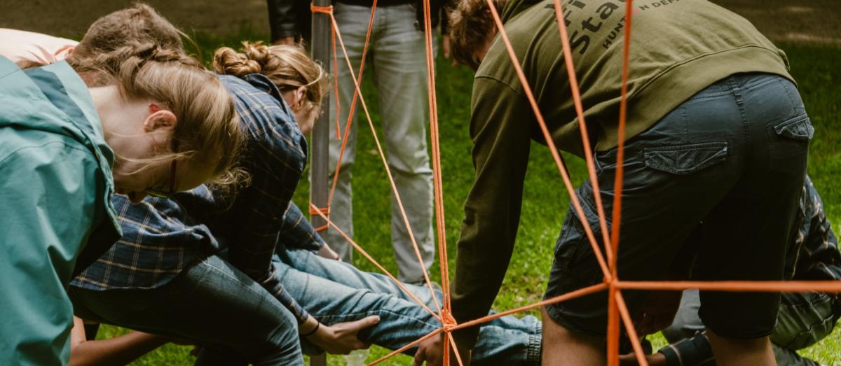 Die Mini-Challenge 2022 in und um die Kirche Neu St. Alban in Köln. 
Organisiert vom Ministranten-Arbeitskreis im Erzbistum Köln (MEK) und der Abteilung Jugendseelsorge, konnte die Mini-Challenge nach langem Verschieben bei Sonnenschein und mit viel Freude stattfinden. Ministrantengruppen des Bistums konnten an dem Tag einen spannenden Kriminalfall lösen, indem sie durch verschiedene Spiele Informationen über den oder die Täter/in erspielen konnten. In Zwischenbriefings wurden die Informationen gesammelt, sodass zum Schluss gleich mehrere Täter/innen identifiziert wurden.