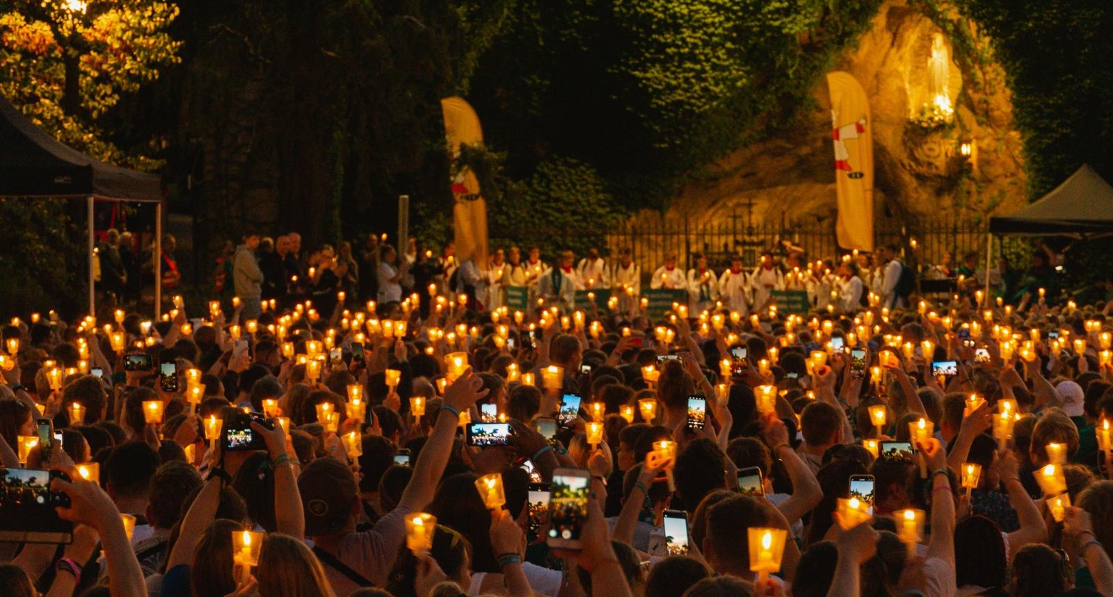 Lichterprozession mit Vigil vor der Lourdes-Grotte