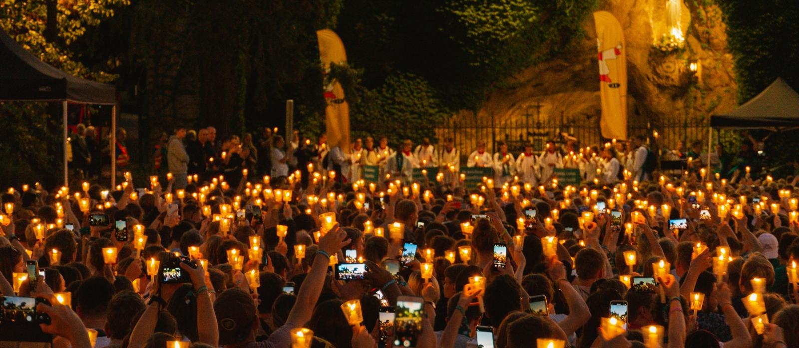 Lichterprozession mit Vigil vor der Lourdes-Grotte