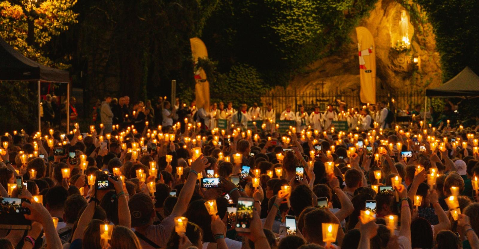 Lichterprozession mit Vigil vor der Lourdes-Grotte