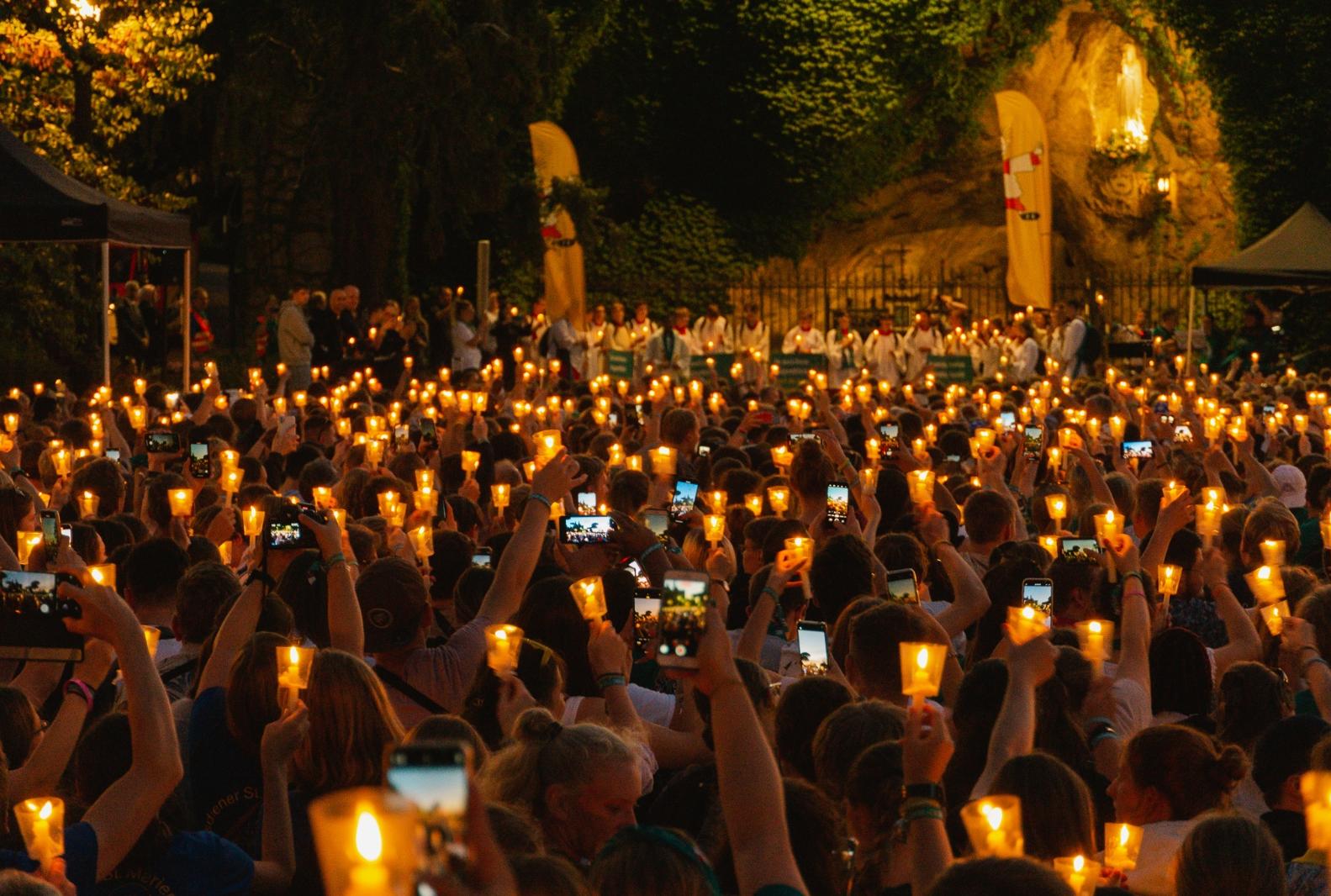 Lichterprozession mit Vigil vor der Lourdes-Grotte